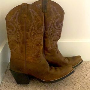 Ariat cowgirl boots like new.